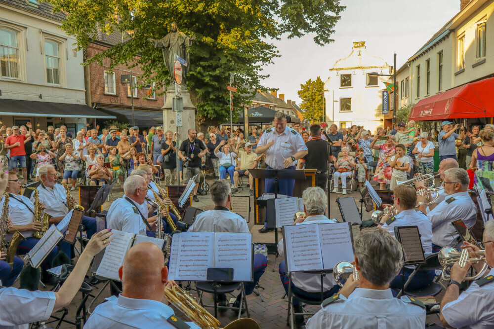 Opening pontonburg en concert Cuijk